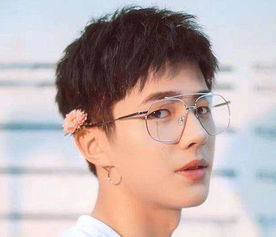 眾男神戴眼鏡 肖戰變化大，他卻讓網友直呼'心動的感覺'